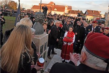 Vukovar: Svečano otkrivanje spomenika Kati Šoljić i njezinim poginulim sinovima