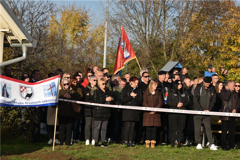 Vukovar: Svečano otkrivanje spomenika Kati Šoljić i njezinim poginulim sinovima