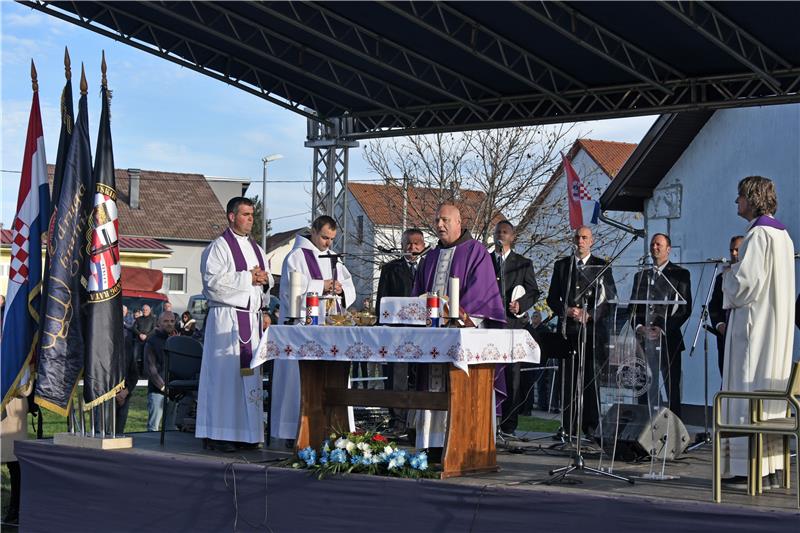 Vukovar: Svečano otkrivanje spomenika Kati Šoljić i njezinim poginulim sinovima