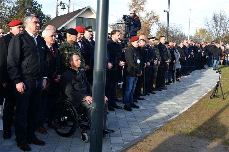 Vukovar: Svečano otkrivanje spomenika Kati Šoljić i njezinim poginulim sinovima