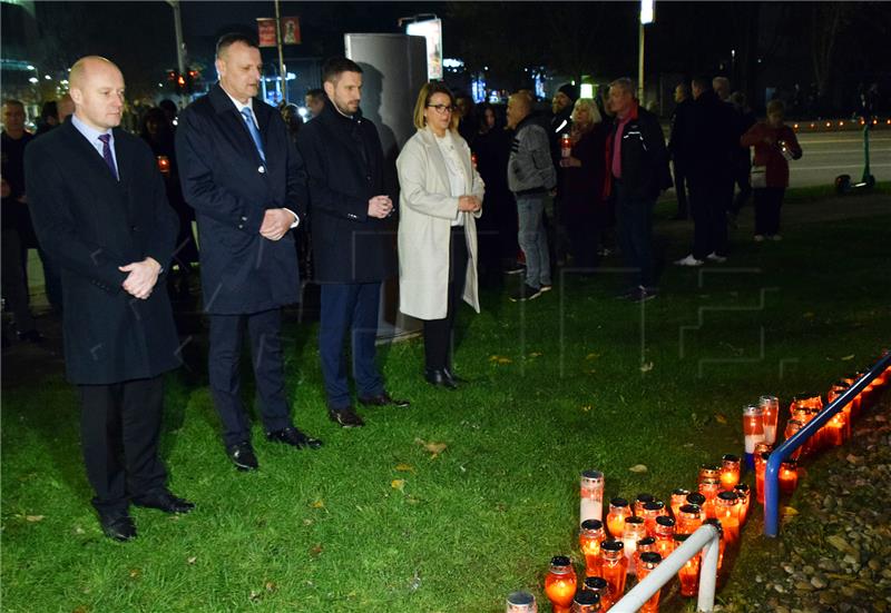 Osječki učenici zapalili 4000 lampiona u Vukovarskoj ulici u sjećanje na žrtve