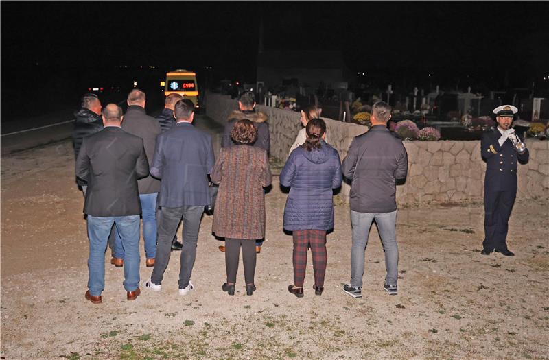 PM, Šimpraga lay wreaths in Škabrnja, some locals turn their backs on Šimpraga