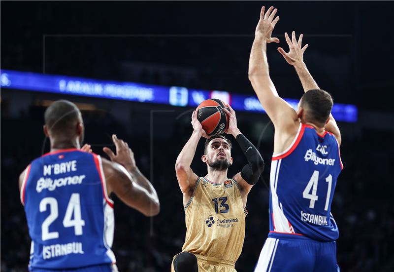 Euroliga: Anadolu Efes u derbiju večeri pobijedio Barcelonu