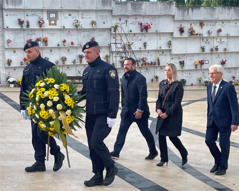 U Puli položeni vijenci i zapaljene svijeće za žrtve Vukovara i Škabrnje