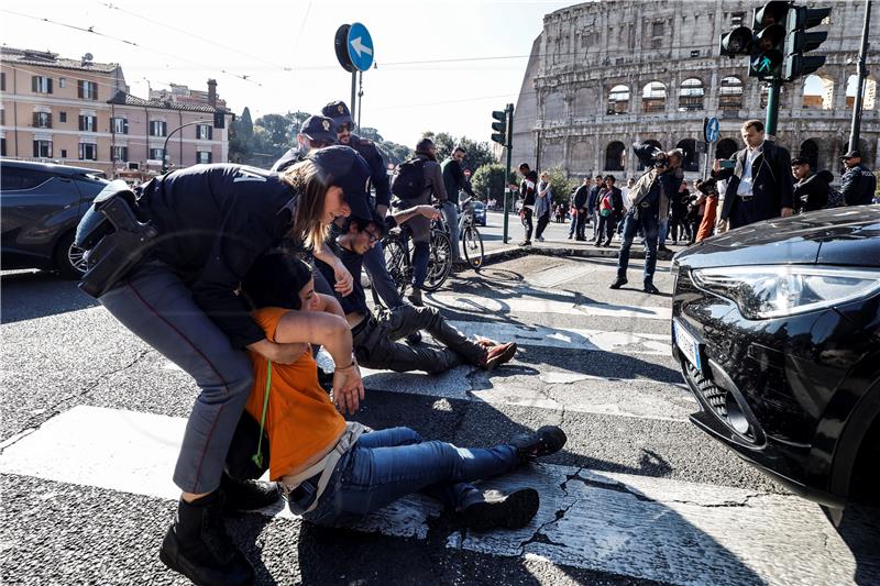 Opet vandalizam: Klimatski prosvjednici u Milanu bacili brašno na Warholov automobil