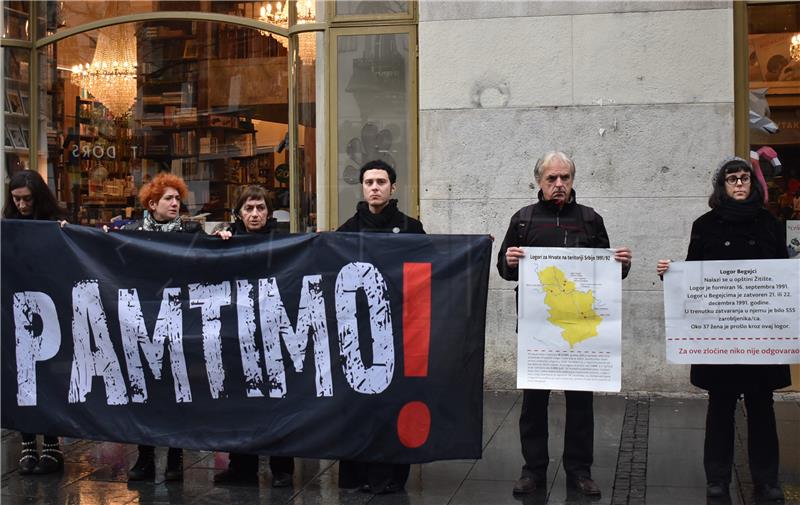 Beograd: Aktivistice nevladine udruge Žene u crnom odale poštu vukovarskim žrtvama