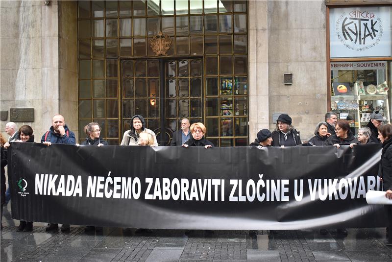 Beograd: Aktivistice nevladine udruge Žene u crnom odale poštu vukovarskim žrtvama