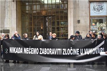 Beograd: Aktivistice nevladine udruge Žene u crnom odale poštu vukovarskim žrtvama