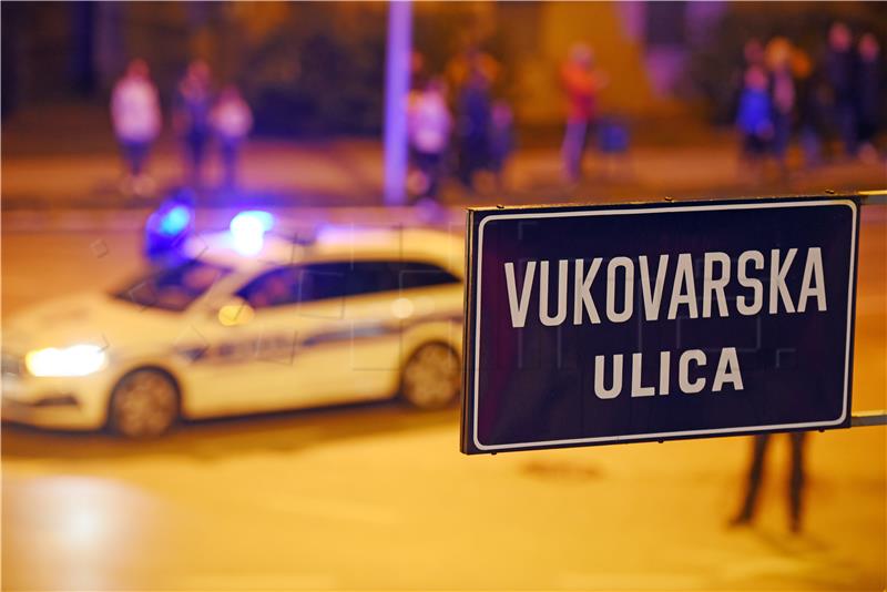 Mimohod Torcide u čast žrtvama palim u Vukovaru i Škabrnji