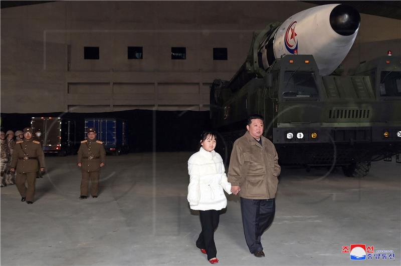 Sjevernokorejski Kim s kćeri na testiranju balističke rakete