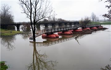 Korana pomaknula pješački pontonski most u Karlovcu