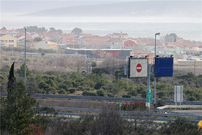 Zbog jakog vjetra zabrane i ograničenja u prometu