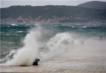 U utorak pogoršanje vremena - moguće poplavljivanje riva