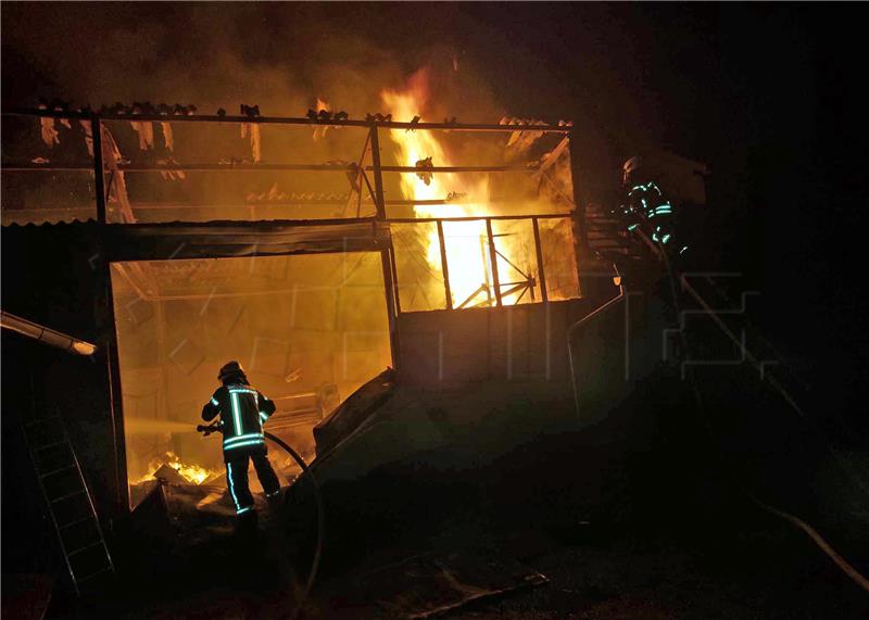 Saniran požar u petrinjskom pogonu tekstila, lakše ozlijeđen vatrogasac