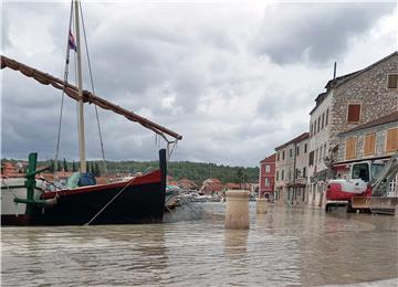 Poplavljena riva u Starom Gradu na Hvaru