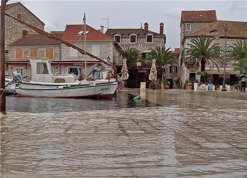 Poplavljena riva u Starom Gradu na Hvaru