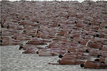 AUSTRALIA SPENCER TUNICK NUDE BEACH INSTALLATION SYDNEY