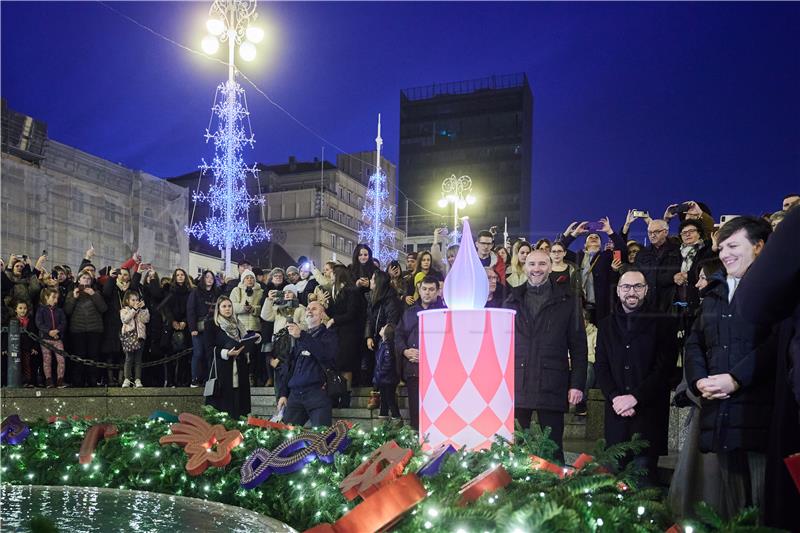 Zagrebački gradonačelnik Tomašević upalio prvu Adventsku svijeću