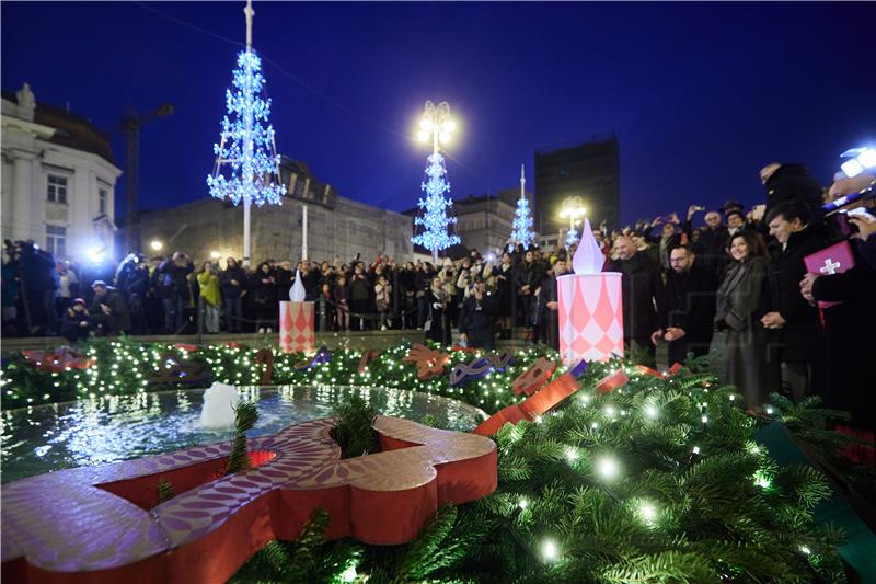 Advent Zagreb 2022: Zapaljena prva adventska svijeća