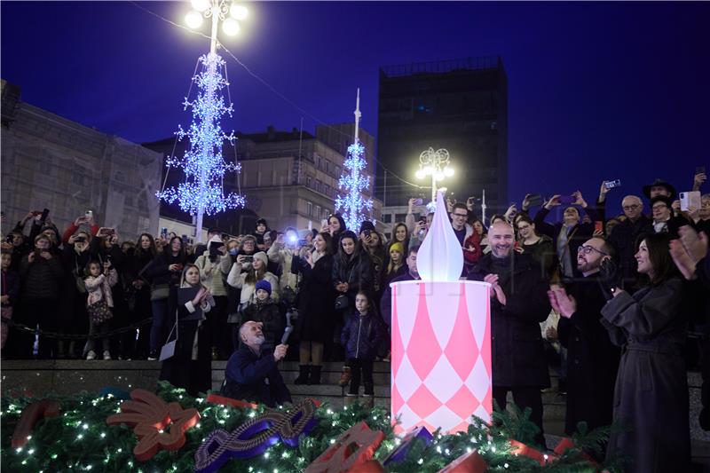 Advent Zagreb 2022: Zapaljena prva adventska svijeća