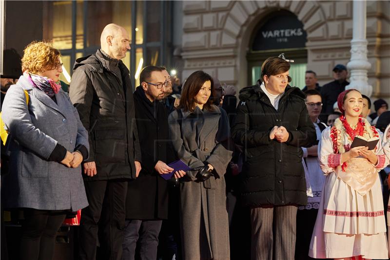 Advent Zagreb 2022: Zapaljena prva adventska svijeća