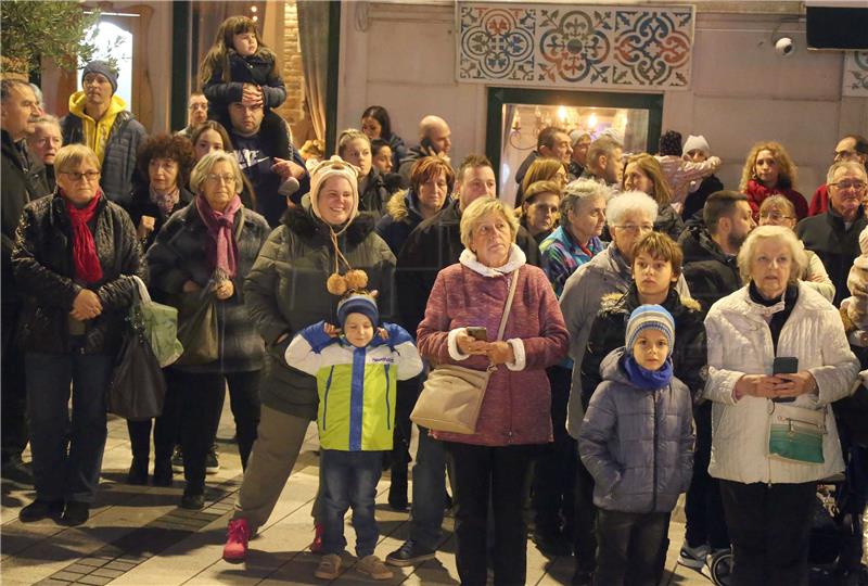 Rijeka: Upaljena prva andventska svijeća