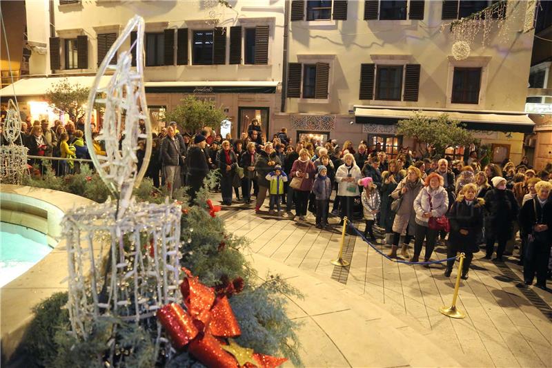 Rijeka: Upaljena prva andventska svijeća