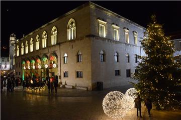 Dubrovnik: Gradonačelnik Franković upalio prvu adventsku svijeću