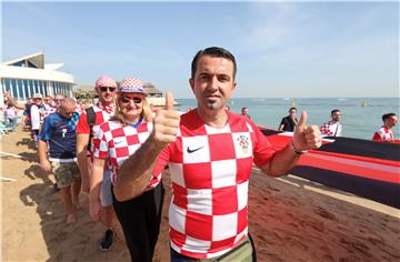 SP KATAR: Velika hrvatska zastava ispred hotela Hilton u Dohi