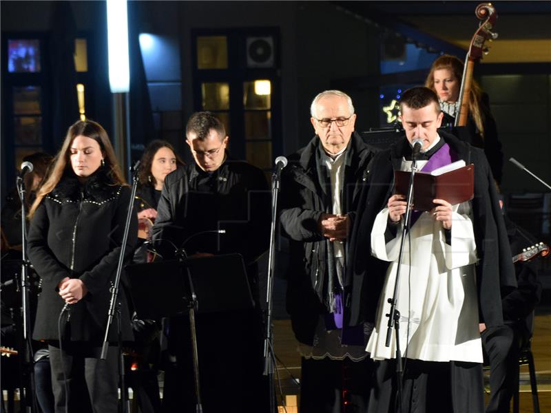 Prva adventska svijeća upaljena ispred osječke konkatedrale