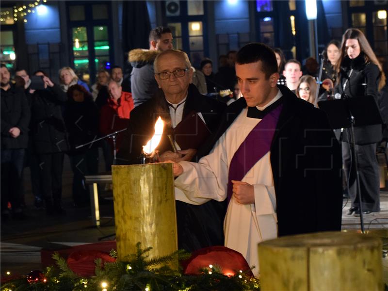 Prva adventska svijeća upaljena ispred osječke konkatedrale