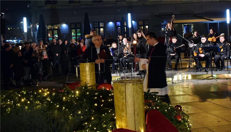 Prva adventska svijeća upaljena ispred osječke konkatedrale