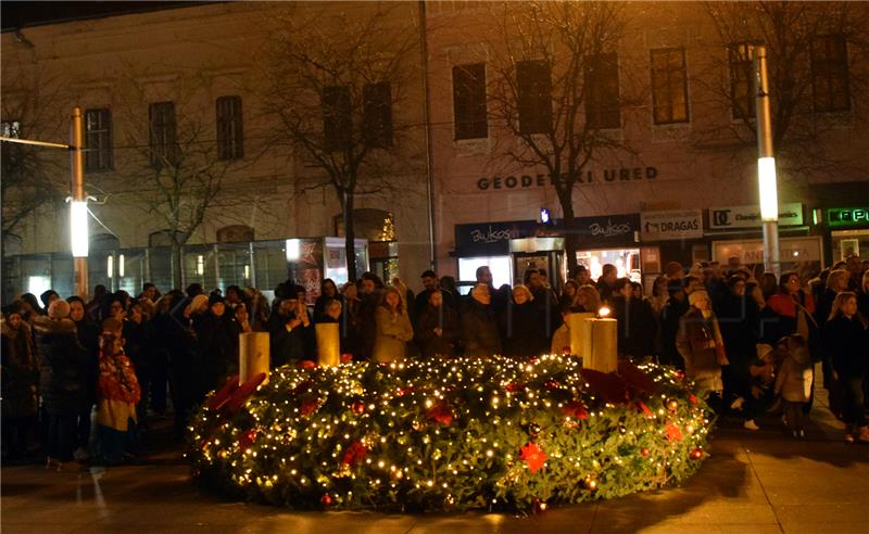 Prva adventska svijeća upaljena ispred osječke konkatedrale