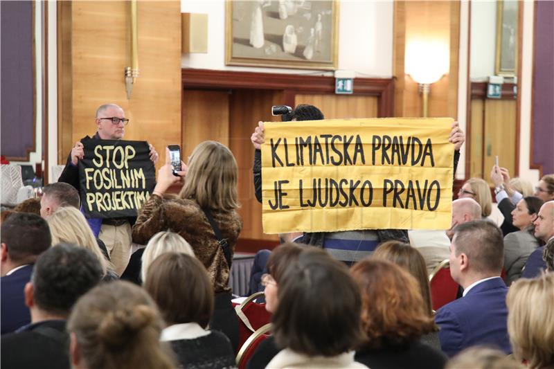 Konferencija "Zaštita ljudskih prava..." - aktivisti tijekom govora premijera 