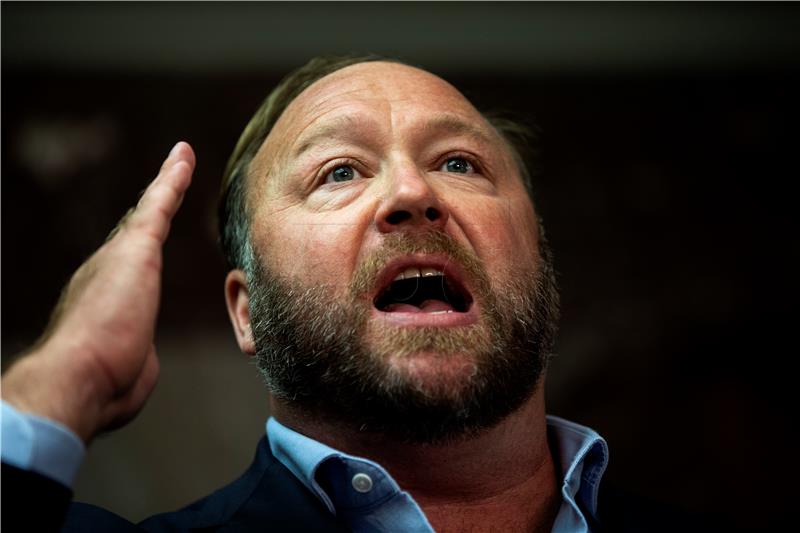 Alex Jones prijavio bankrot zbog milijardu dolara odštete žrtvama pucnjave