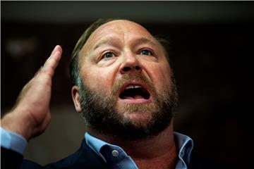 Alex Jones prijavio bankrot zbog milijardu dolara odštete žrtvama pucnjave