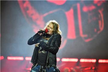 Axl Rose će prestati bacati mikrofon u publiku nakon navodne ozljede