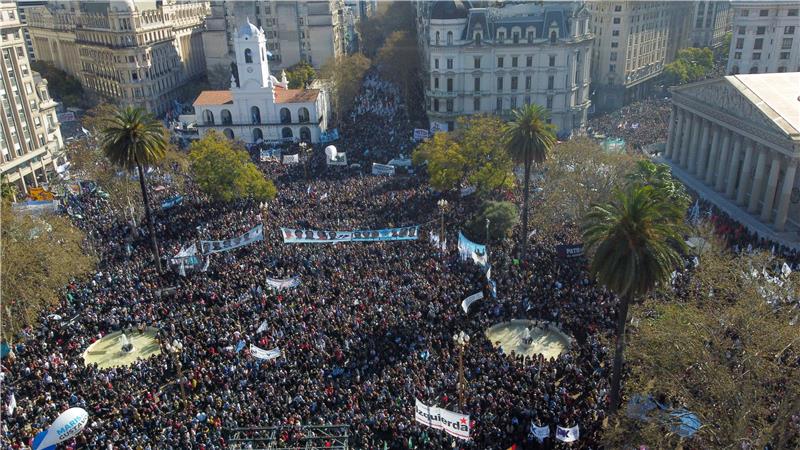 Argentinska potpredsjednica Kirchner osuđena na šest godina zatvora