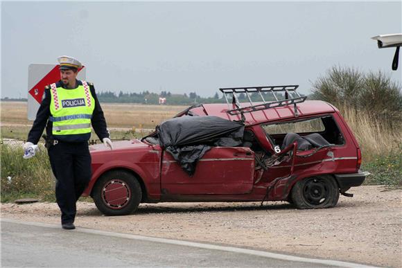 Teško i po život opasno ozlijeđena osoba nakon slijetanja auta s ceste kod Imotskog