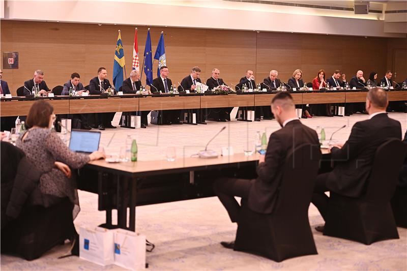 Meeting of gov't, county prefects and mayors held in coastal town of Podstrana