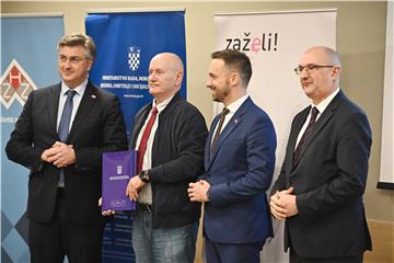 Plenković i Piletić uručili ugovore iz Programa Zaželi