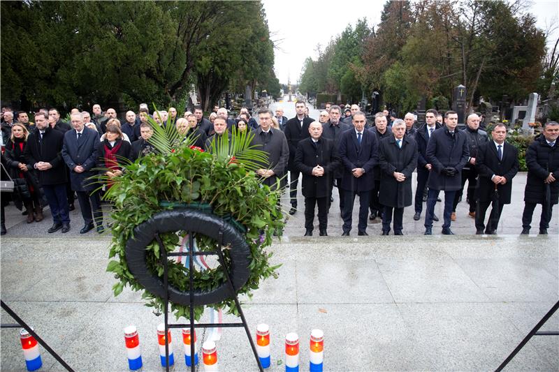 Plenković s izaslanstvom položio vijenac na grobu  Franje Tuđmana