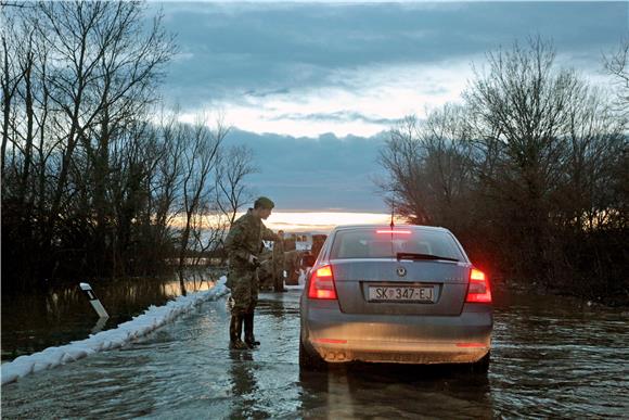 Hrvatska vojska u Hrvatskoj Kostajnici pomaže u obrani od poplava