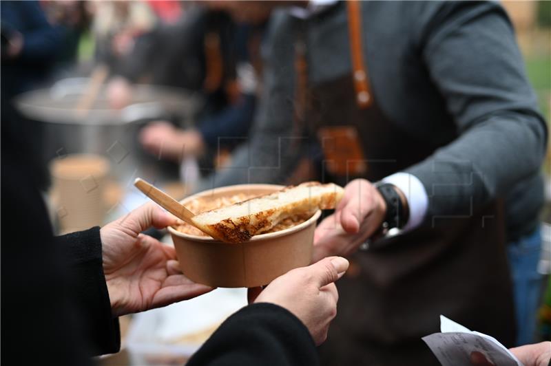  Advent u Zagrebu:  Skradinjani 12 sati kuhali svoj tradicionalni "skradinski rižot"