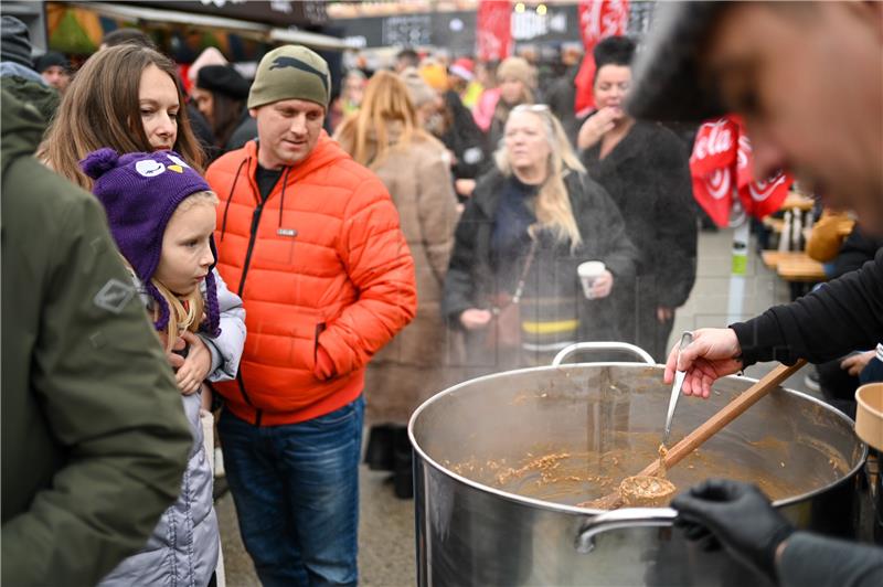  Advent u Zagrebu:  Skradinjani 12 sati kuhali svoj tradicionalni "skradinski rižot"