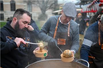  Advent u Zagrebu:  Skradinjani 12 sati kuhali svoj tradicionalni "skradinski rižot"