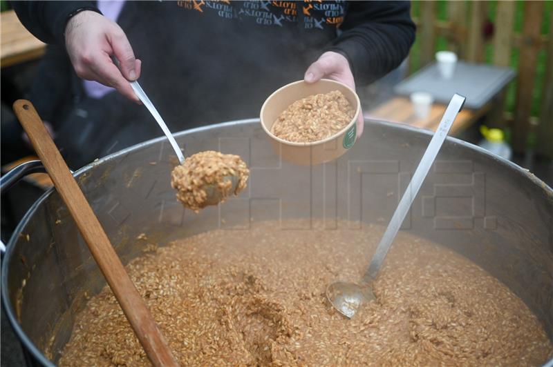  Advent u Zagrebu:  Skradinjani 12 sati kuhali svoj tradicionalni "skradinski rižot"