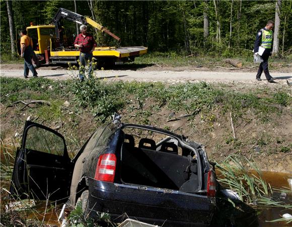 Poginula jedna osoba pri slijetanju auta u kanal kod Ivanić Grada