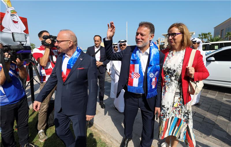 SP KATAR: Jandroković i Radman posjetili hrvatske nogometaše u Dohi