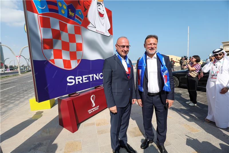 SP KATAR: Jandroković i Radman posjetili hrvatske nogometaše u Dohi